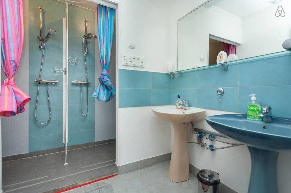 Hotel Roundabout -
